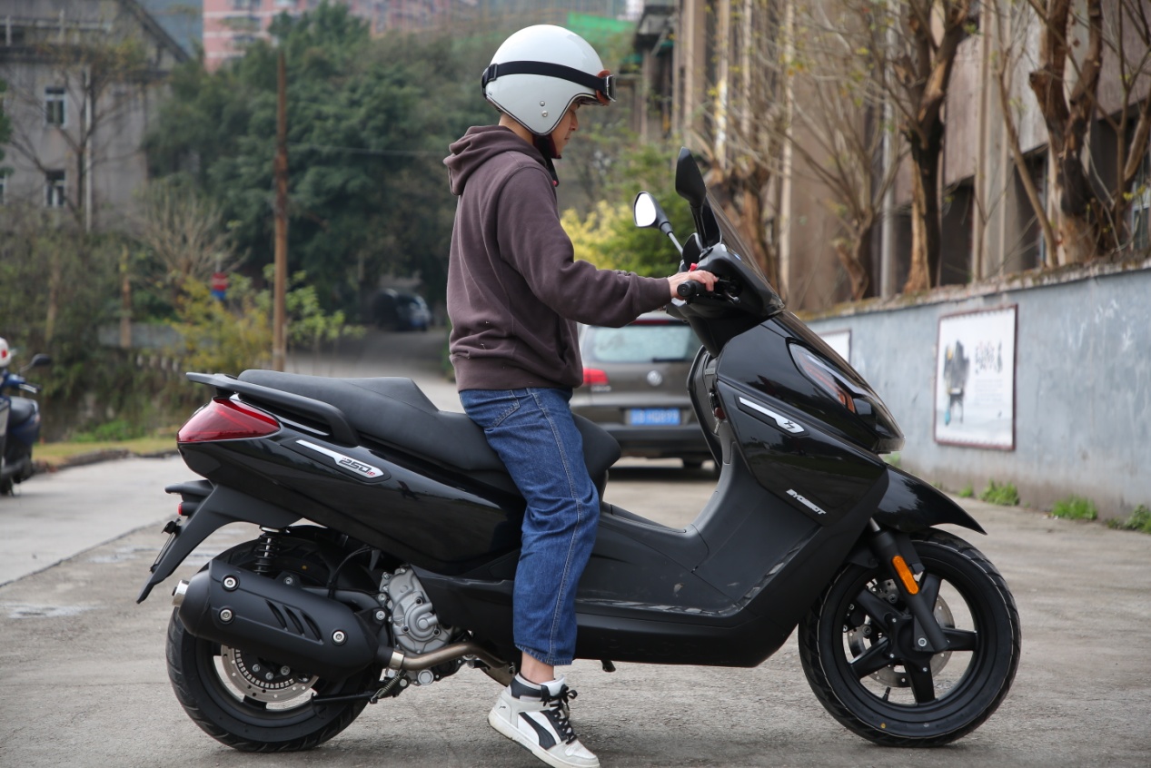 实拍比亚乔新款250踏板x7_踏板摩托车_美图欣赏_摩信网手机版